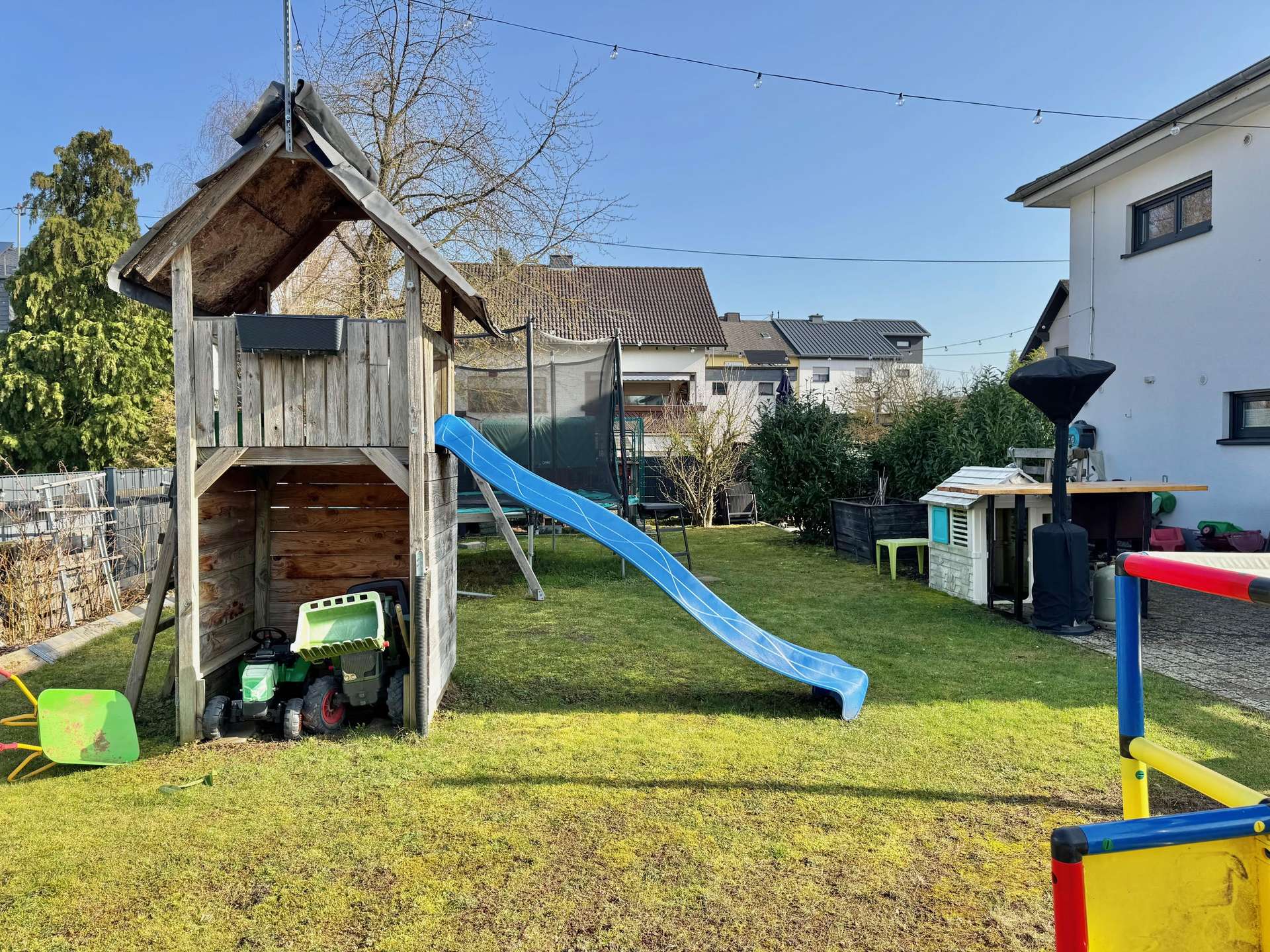 GUTE AUSSTATTUNG, Sommergarten, Erdw&auml;rmepumpe, Doppelgarage, Einbauk&uuml;che u.v.m.
